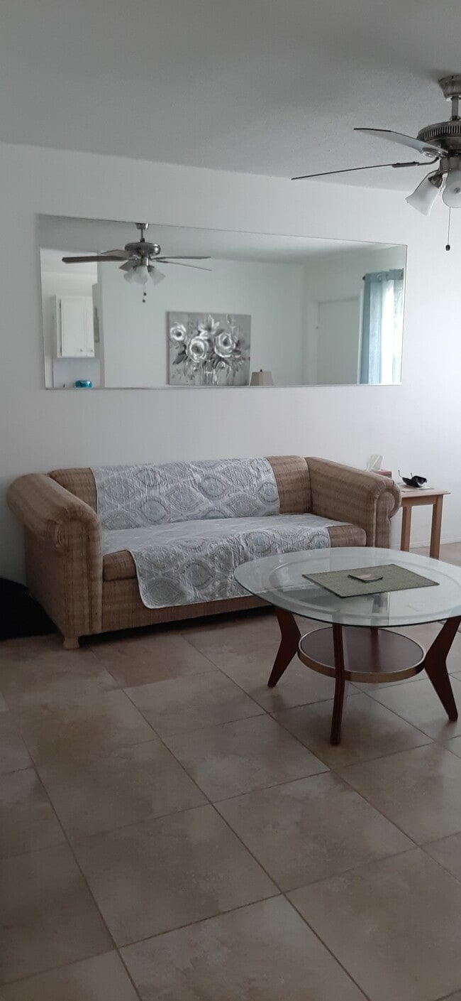 LIVING - 1007 N 19th Ave Unidad 7 Rental