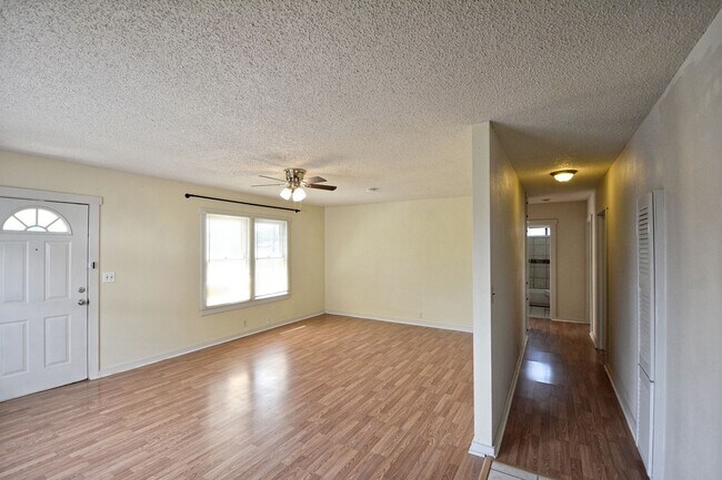 Photo - 823 Serna Dr