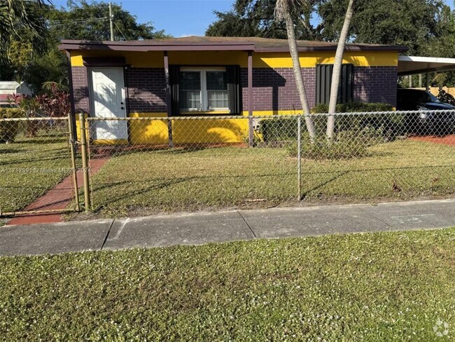 Building Photo - 2 bedroom in West Park FL 33023 Rental