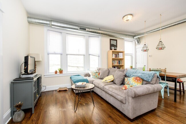 Photo - Top Floor 2bd/1bth Ukrainian Village, Avail August 1st! Unit 3W