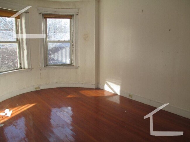 Photo - 4 BR Apartment_Brookline_Students Welcome