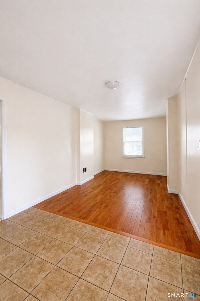 Photo - 53 Mc Clean Ave