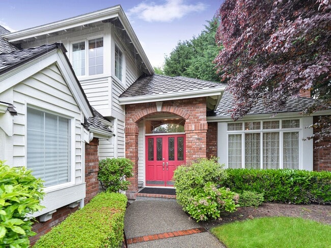 Building Photo - Stunning and Elegant 4+ Bedroom on Park-Like Lot Pine Lake Estates Sammamish