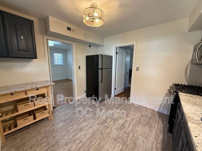 Photo - 4433 South Dakota Ave NE