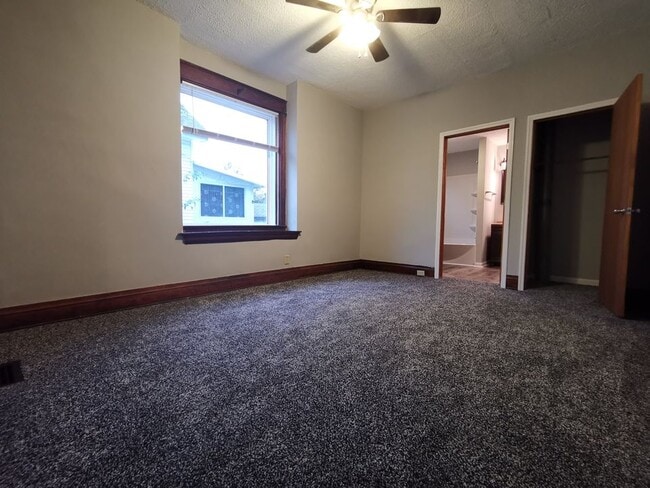 Building Photo - 2417 Robertson Ave Unit A