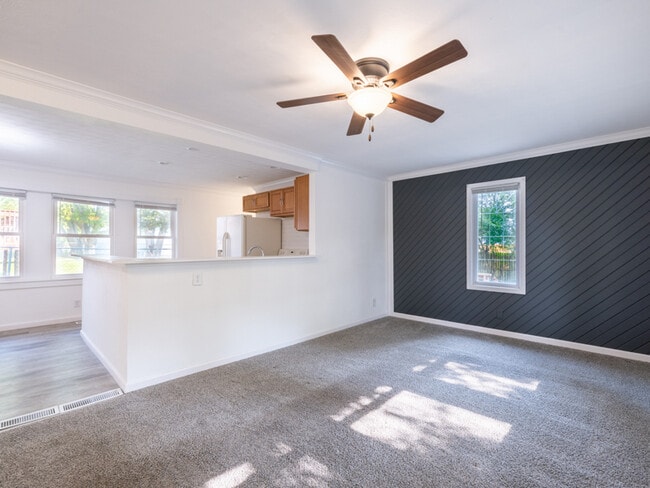 Photo - 211 Sharen St