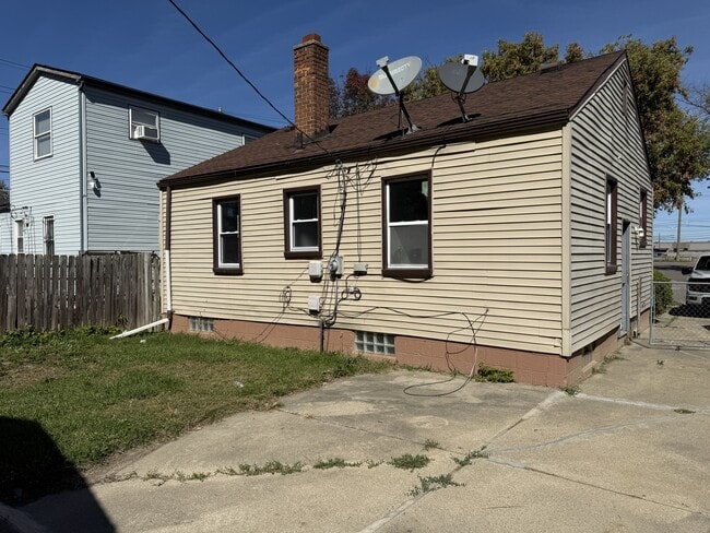 Photo - 18532 Roscommon St