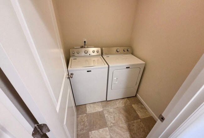 5725 Karen Lynn Loop S
