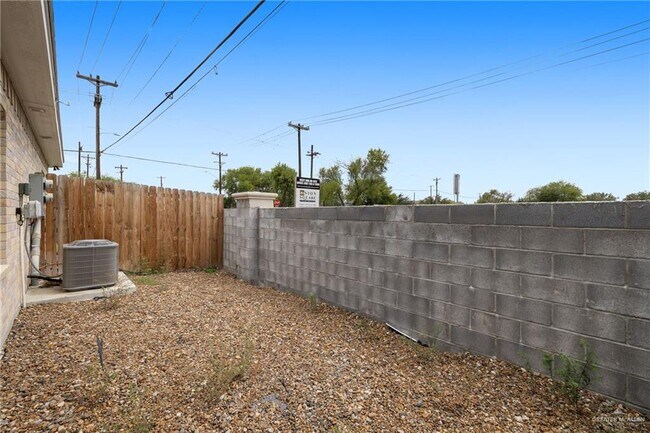 Building Photo - 11 N Hester St Unit 1