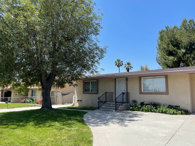 Building Photo - Aspen Ave - BLUE Unit A