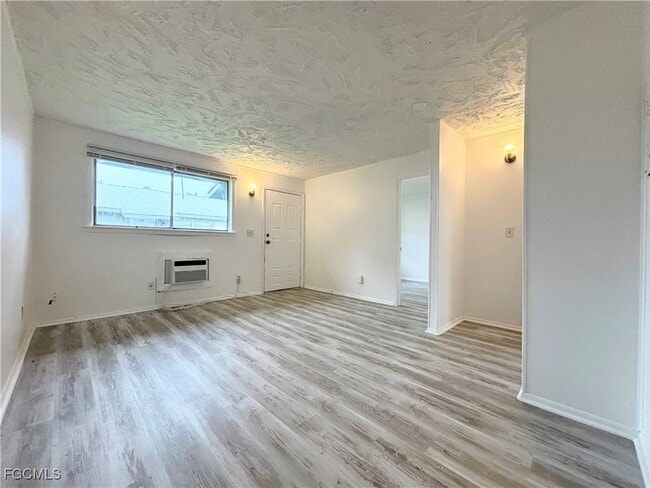 Building Photo - 3215 Jeffcott St Rental