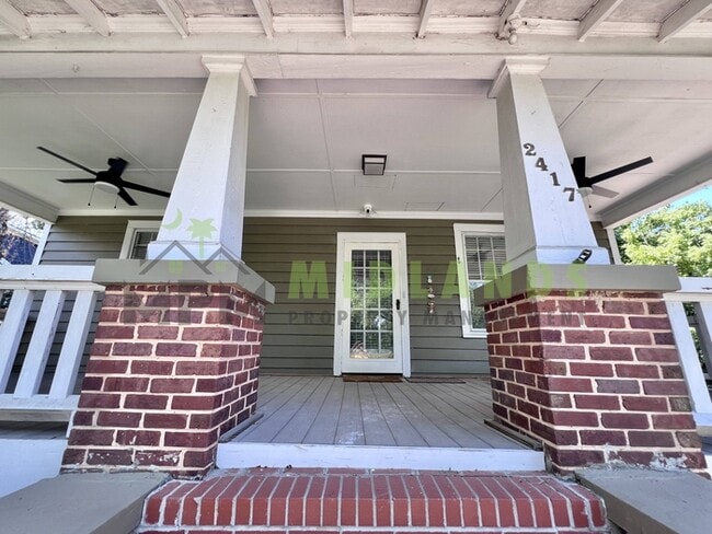 Photo - 2417B Clark Street