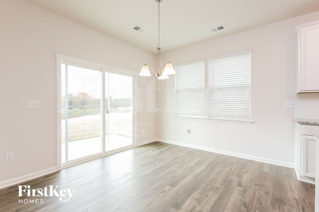 Photo - 703 Birchcrest Wy