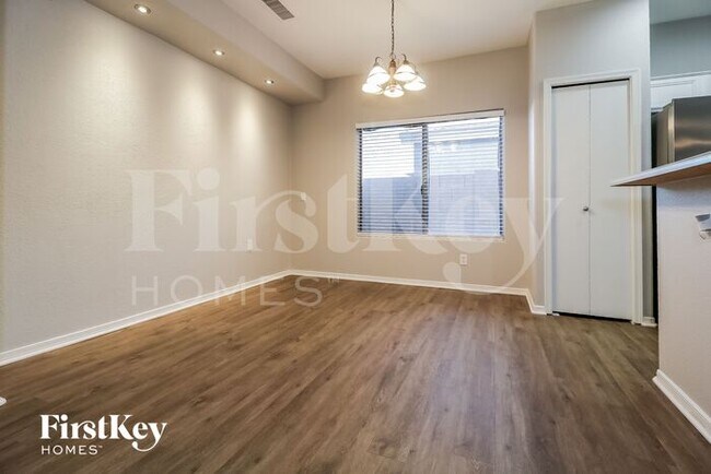 Photo - 601 W Elm Ln