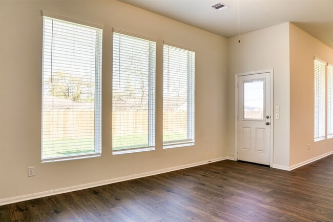 Building Photo - 410 Magnolia Ln