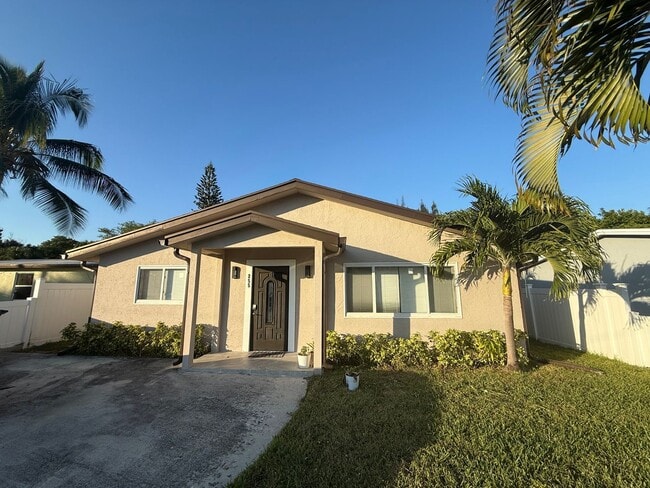 Building Photo - Single Family Home in Non HOA East Boca Raton