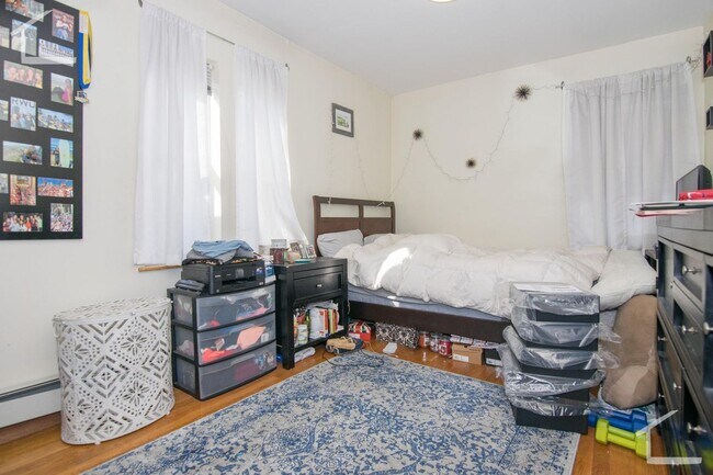 Building Photo - Available 6/1! Fantastic Brighton 1-bed/1-bath apartment