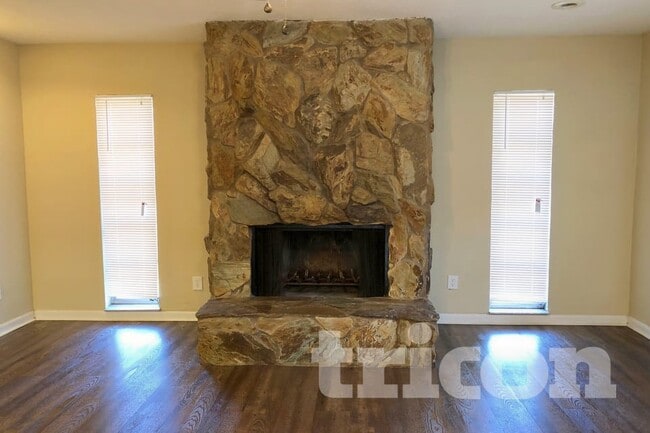 Photo - 1706 Stonehaven Way