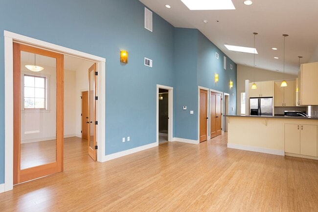 Building Photo - Available Unit In The Heart Of Elmwood!