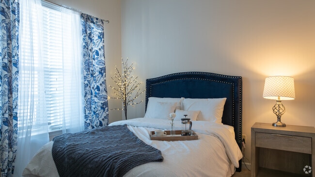 Hawthorn - 725SF - Bedroom