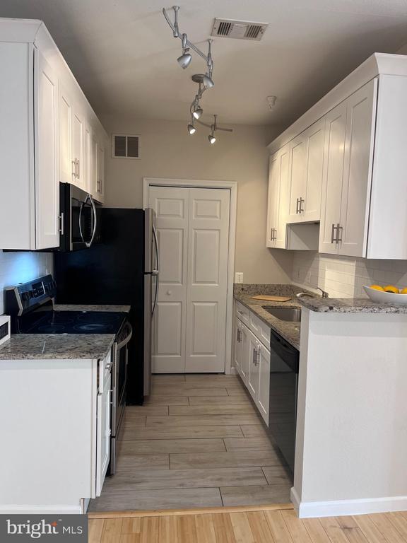 Building Photo - 1601 Spring Gate Dr. Unit 1213