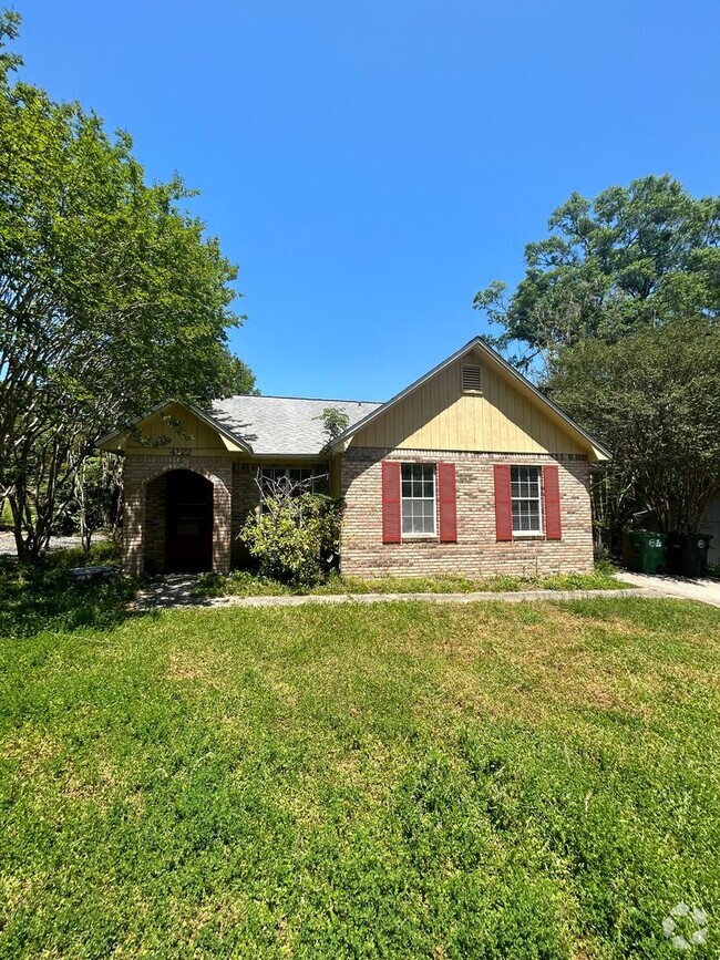 Building Photo - 3 bedroom 2 bath in a cute neighborhood. Rental