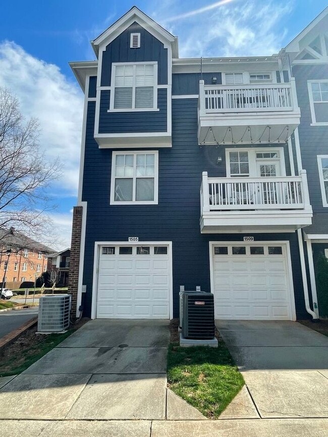 Building Photo - Charming home in the desirable Walnut Hill complex