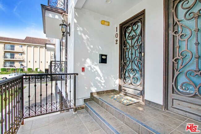 1096 S Bedford Dr Unit 102