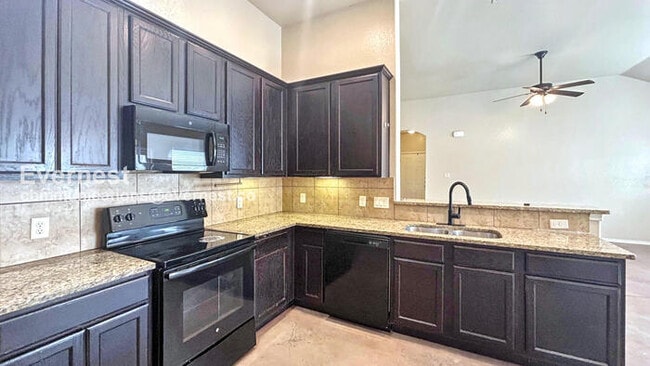 Photo - 194 Joanne Cv