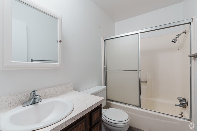 1BR, 1BA - 580SF - Bathroom - Park Villa Apartments