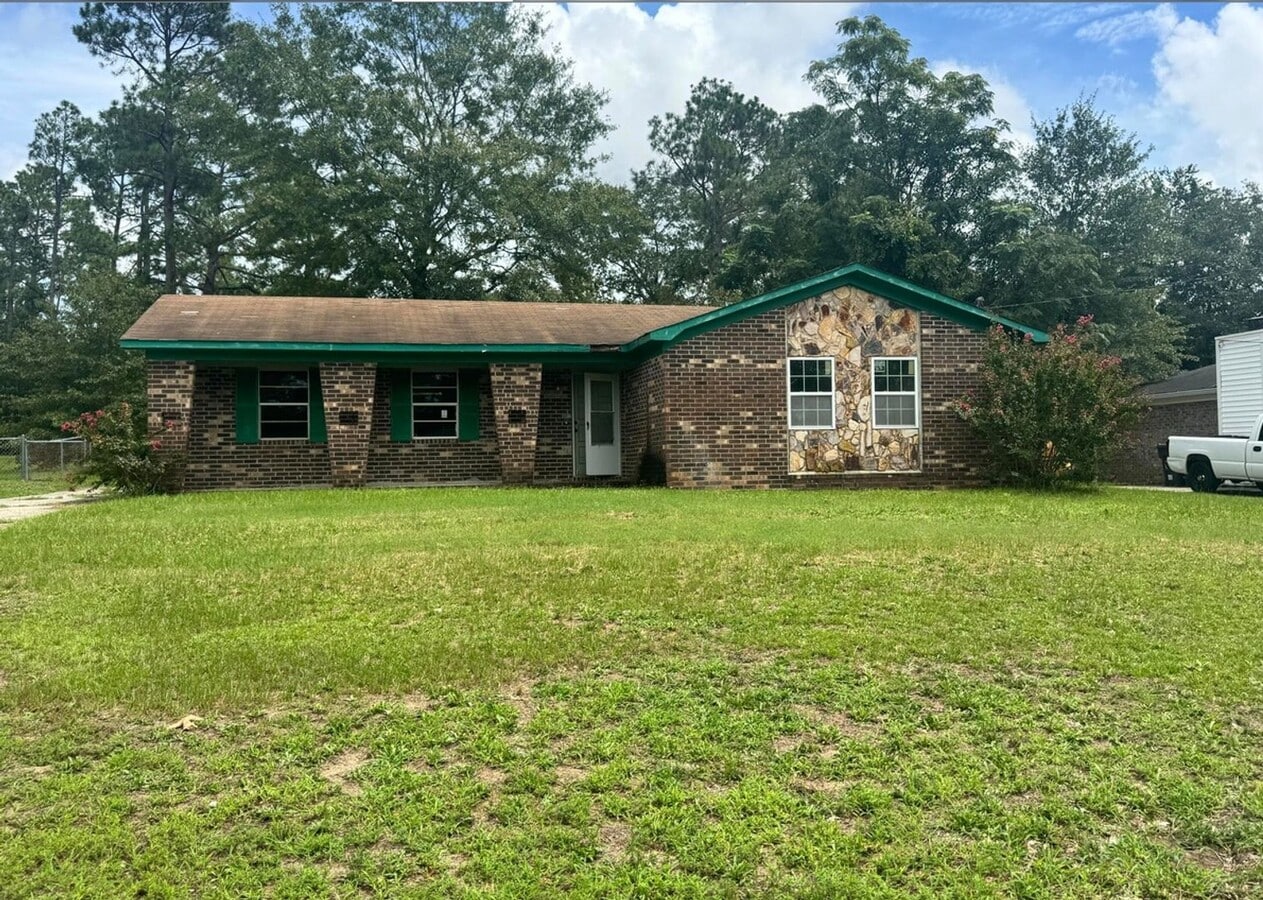 Charming 4-Bedroom Home in a Great Neighborhood with a Spacious Yard! - Charming 4-Bedroom Home in a Great Neighborhood with a Spacious Yard!