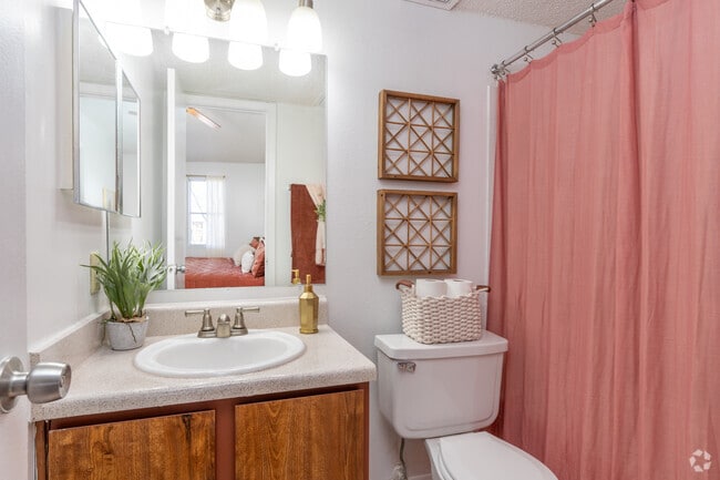 1BR, 1BA - 551SF - Bathroom