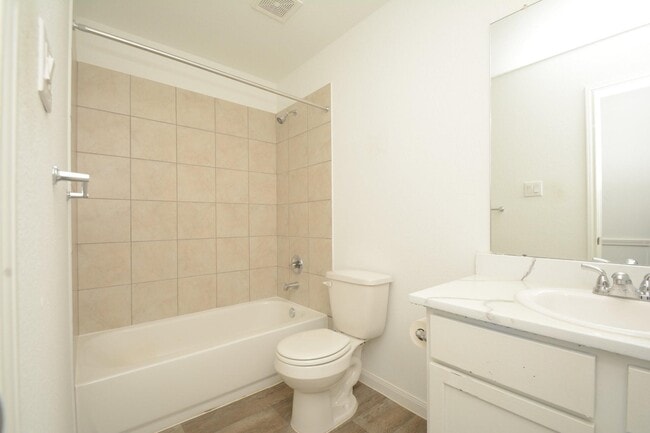 Photo - 1982 Rd 5714