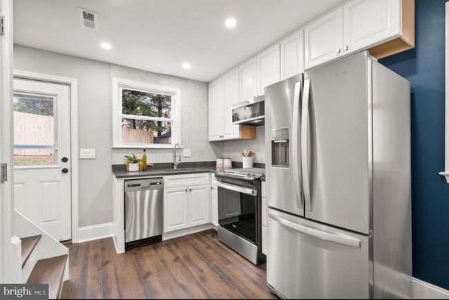 Photo - 612 44th St NE