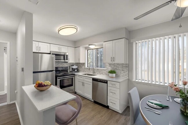 Building Photo - Golfview Apartments