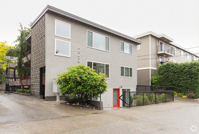 Building Photo - Modern Spacious 3 Bedroom, 2 Bath Apartmen... Unit 2 Rental