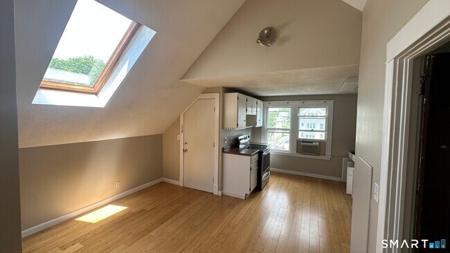 Building Photo - 40 N Quaker Ln