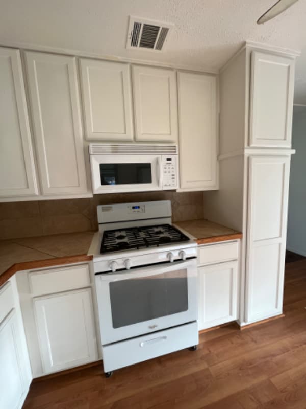 Building Photo - 102 E Pecan St