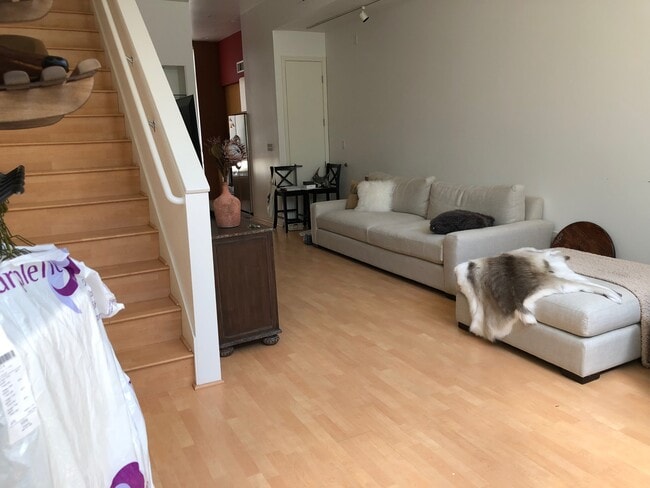 Muebles de sala de estar solo para exhibición - 44 Iron Horse Ln