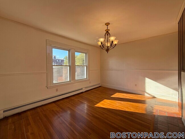 Photo - 547 Talbot Ave