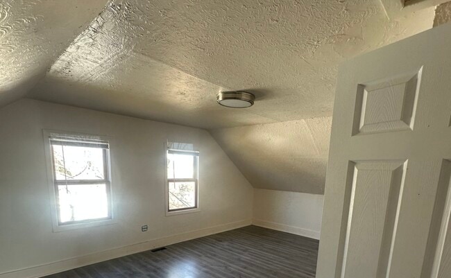 Photo - 410 Ivanhoe Rd