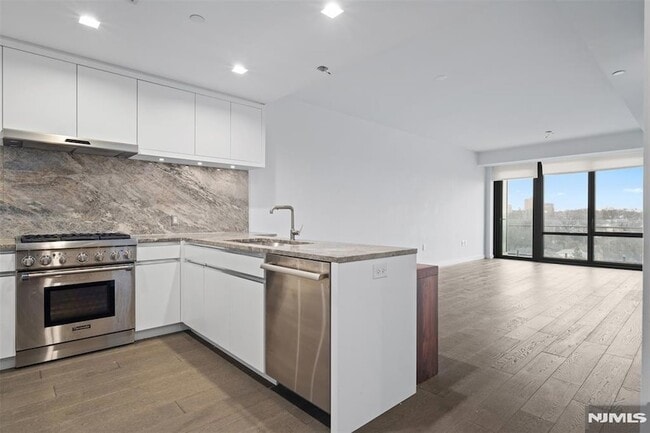 Building Photo - 320 Adolphus Ave Unit 812