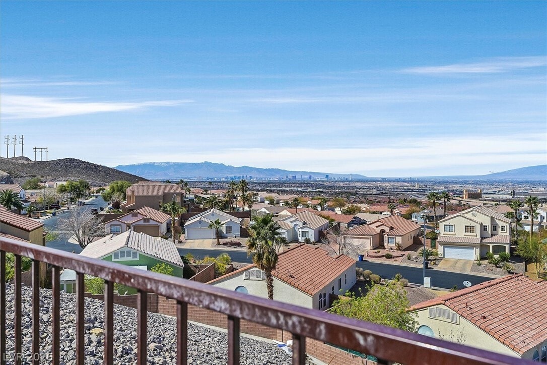 Photo - 352 Rosefinch St