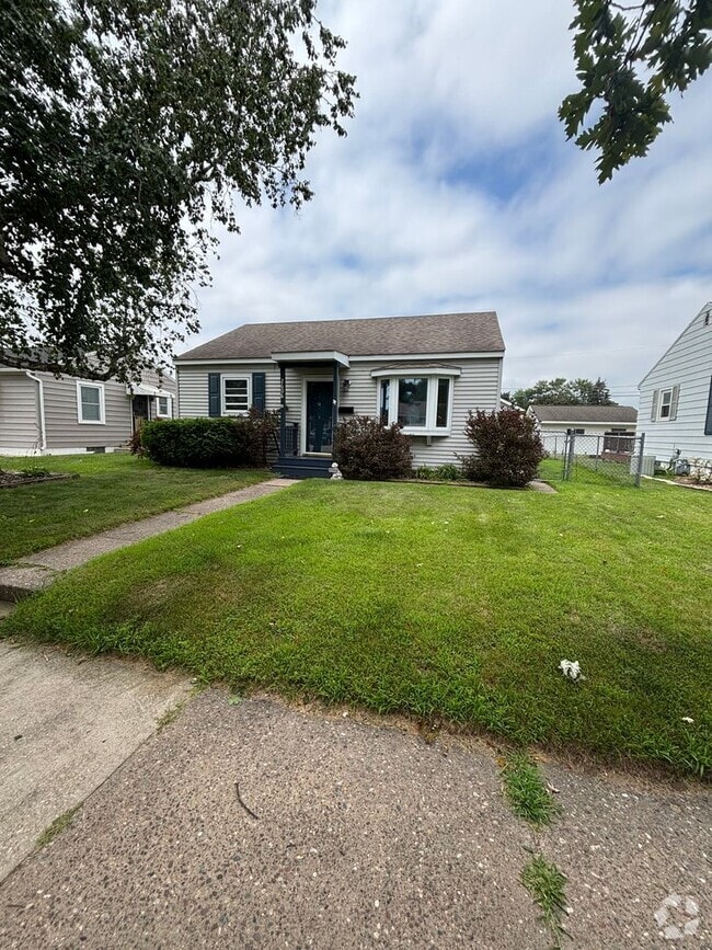 Building Photo - Charming 2-Bedroom Home in La Crosse Close...