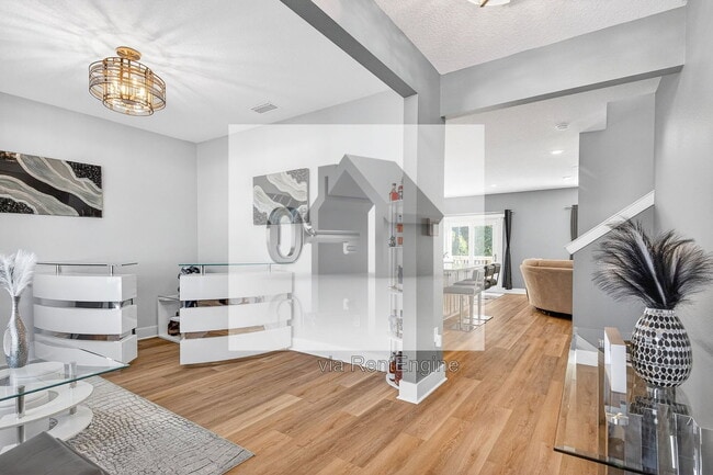 Photo - 6076 Rutherford Loop