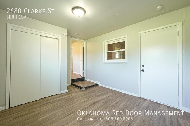 Photo - 2680 Clarke St