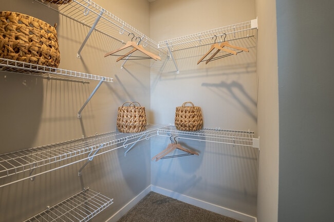2BR, 2BA - 1,096SF - Closet