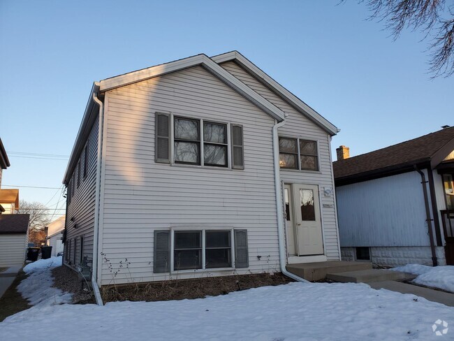 Building Photo - 2 bedroom lower with in-unit washer and dryer Rental