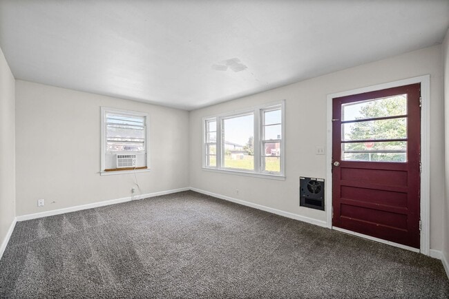 Photo - 3 Bedroom Home For Rent Near Lowes On Madison Street!
