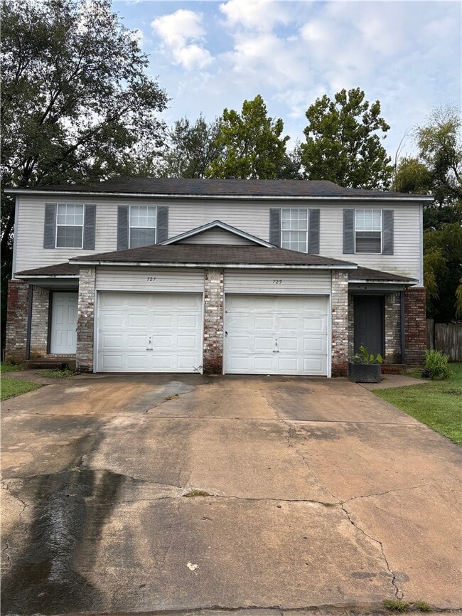 Building Photo - 727 W Beck Dr